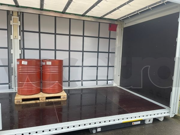A tractor-trailer simulation stand with different loads, suitable for load training